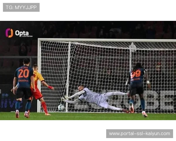 桑德兰门将扑出点球，球迷起立鼓掌致敬英雄